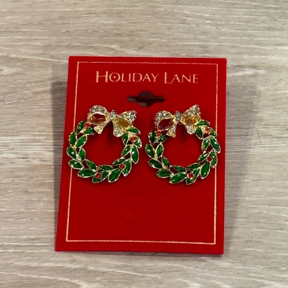 NWT Holiday Lane Christmas Wreath Stud Earrings Metallic Green and Gold Tone